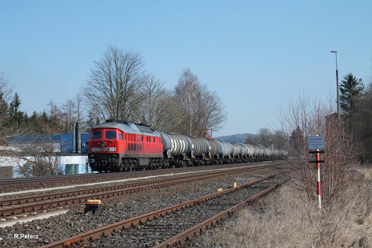 233 357-2 wartet in Pechbrunn mit dem Kesselzug N�rnberg - Hof auf die Weiterfahrt. 17.03.16