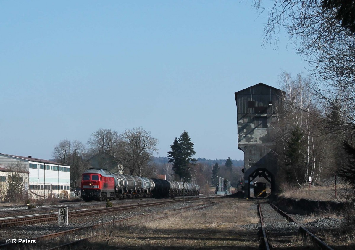 233 357-2 zieht ein Kesselzug aus N�rnberg nach Hof durch Pechbrunn. 17.03.16
