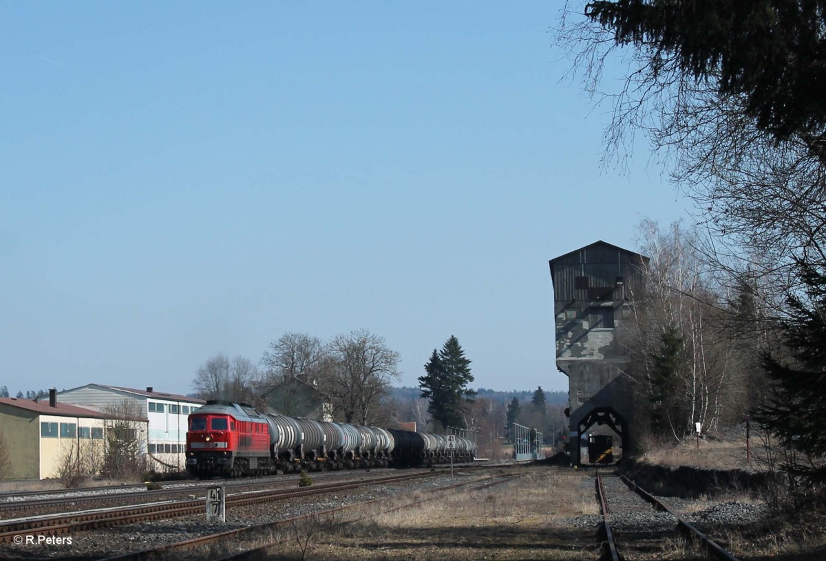 233 357-2 zieht ein Kesselzug aus N�rnberg nach Hof durch Pechbrunn. 17.03.16