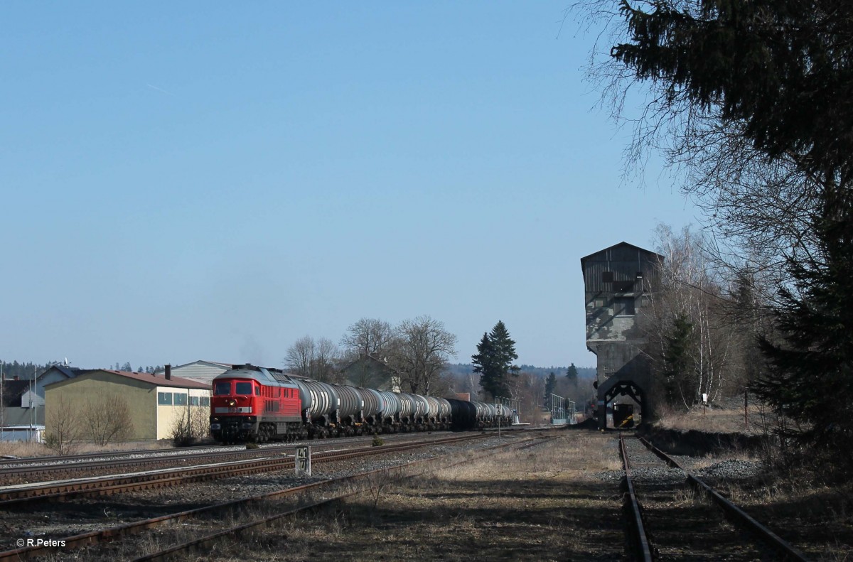 233 357-2 zieht ein Kesselzug aus N�rnberg nach Hof durch Pechbrunn. 17.03.16