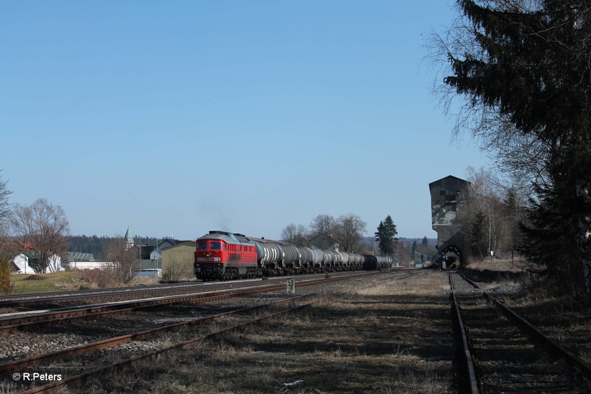 233 357-2 zieht ein Kesselzug aus N�rnberg nach Hof durch Pechbrunn. 17.03.16
