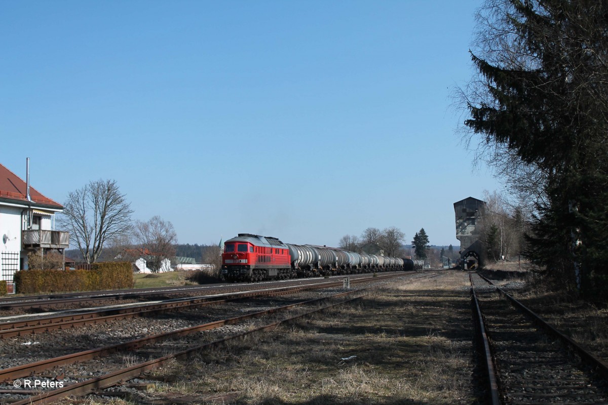 233 357-2 zieht ein Kesselzug aus N�rnberg nach Hof durch Pechbrunn. 17.03.16