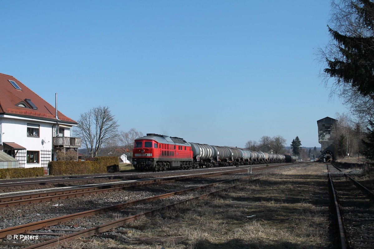 233 357-2 zieht ein Kesselzug aus N�rnberg nach Hof durch Pechbrunn. 17.03.16