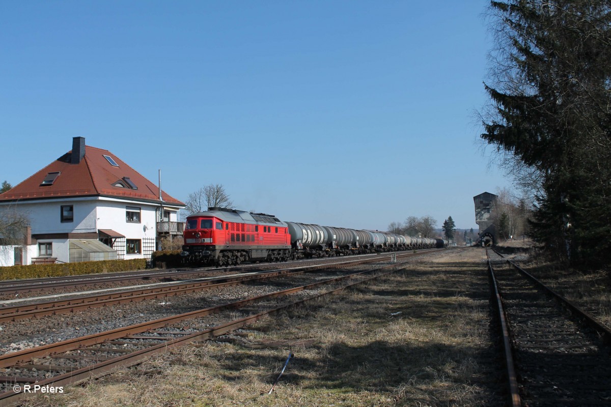 233 357-2 zieht ein Kesselzug aus N�rnberg nach Hof durch Pechbrunn. 17.03.16