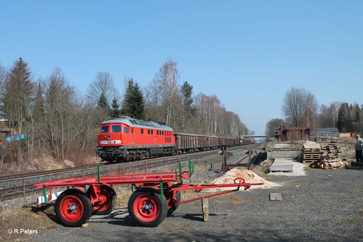 233 698-0 zieht den 51612 Leipzig Engelsdorf - N�rnberg Frankenwald Umleiter durch Waldershof. 17.03.16