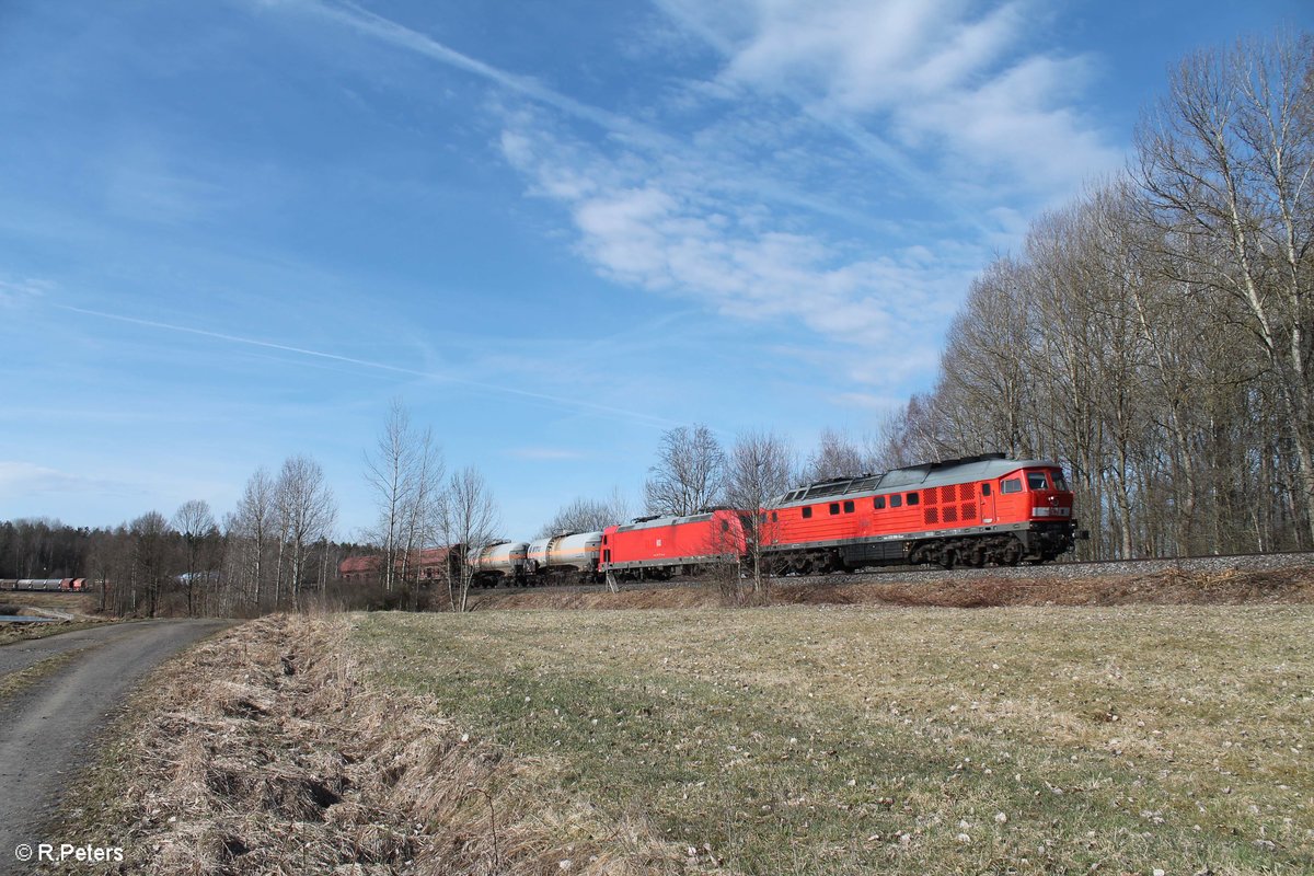 233 698 zieht den EZ 51716 N�rnberg - Senftenberg samt E-Lok kurz vor Wiesau/Oberpfalz und hat den Wald passiert. 03.04.18