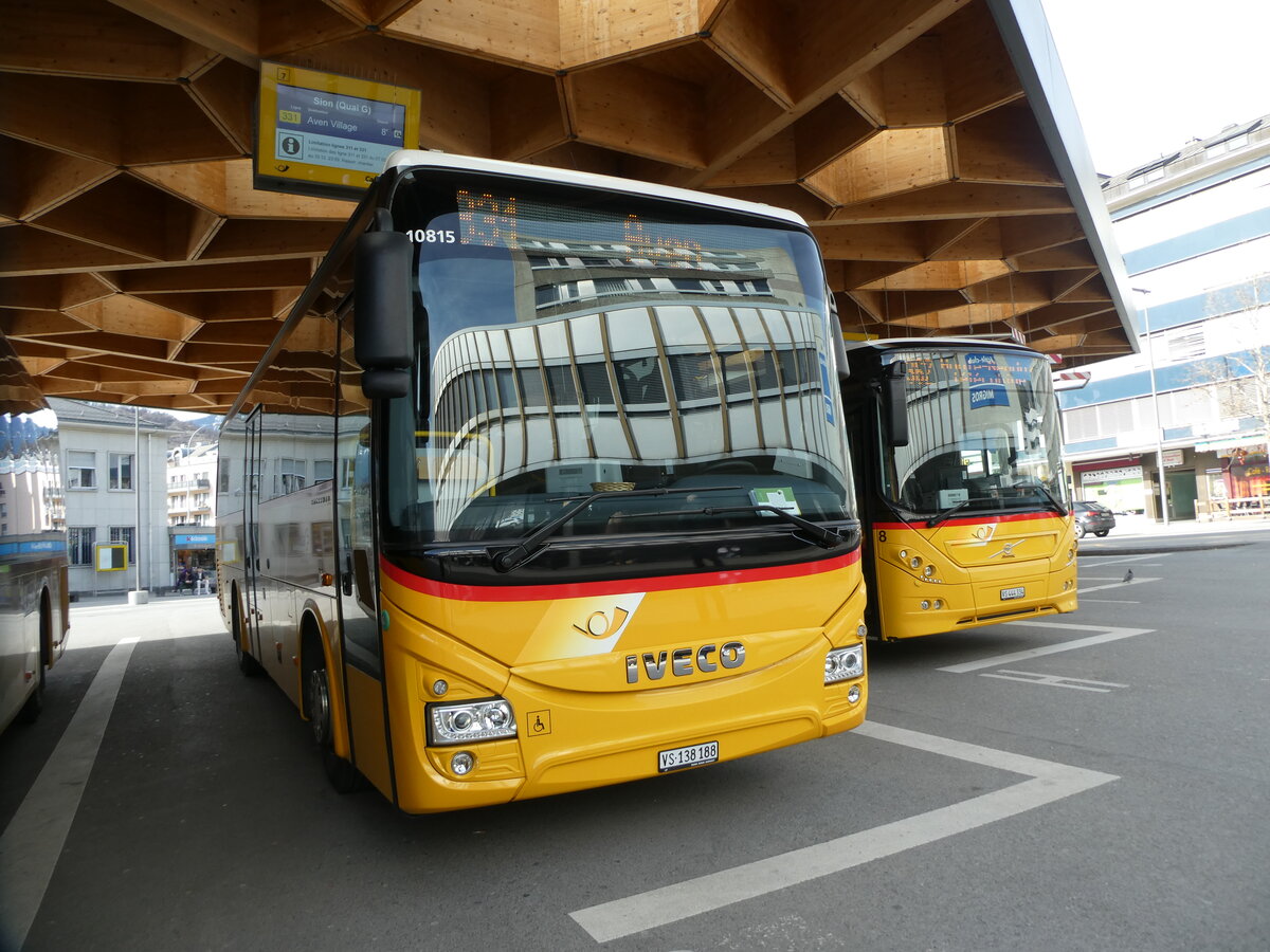 (233'034) - Evquoz, Erde - VS 138'188 - Iveco am 20. Februar 2022 beim Bahnhof Sion