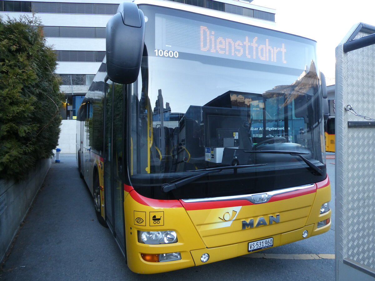 (233'128) - PostAuto Wallis - VS 531'960 - MAN (ex CarPostal Ouest) am 26. Februar 2022 beim Bahnhof Visp
