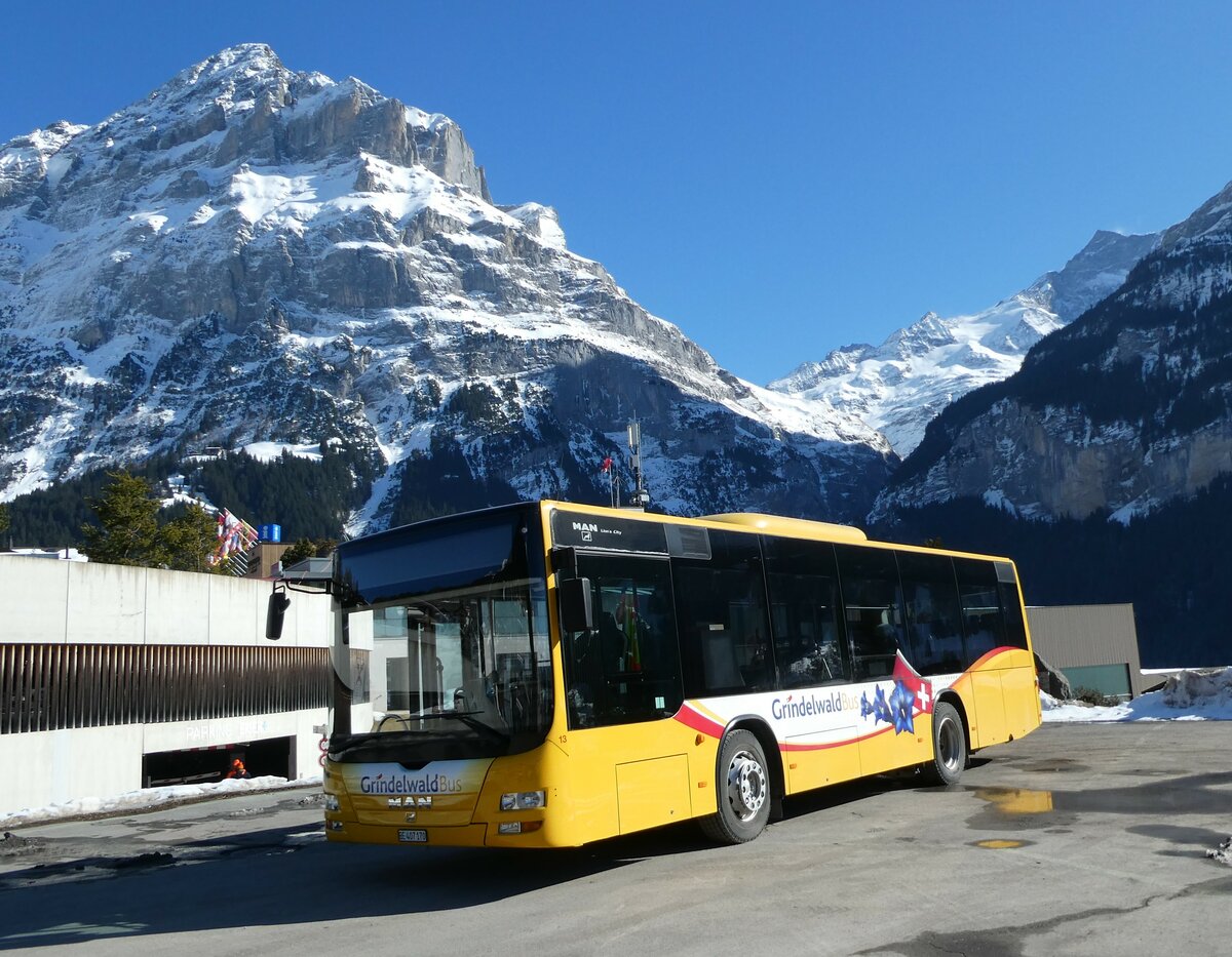 (233'271) - Grindelwaldbus, Grindelwald - Nr. 13/BE 407'170 - MAN/Gppel am 27. Februar 2022 beim Bahnhof Grindelwald