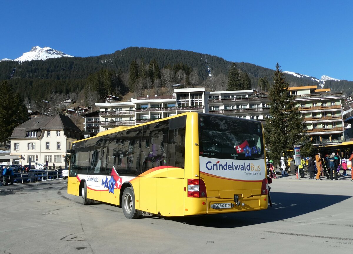 (233'288) - Grindelwaldbus, Grindelwald - Nr. 13/BE 407'170 - MAN/Gppel am 27. Februar 2022 beim Bahnhof Grindelwald