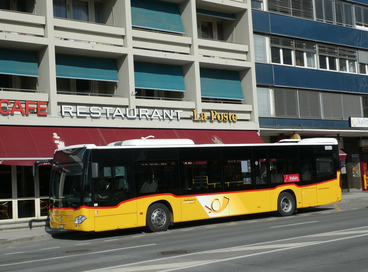 (233'458) - PostAuto Wallis - Nr. 3/VS 414'345 - Mercedes am 7. Mrz 2022 beim Bahnhof Sion