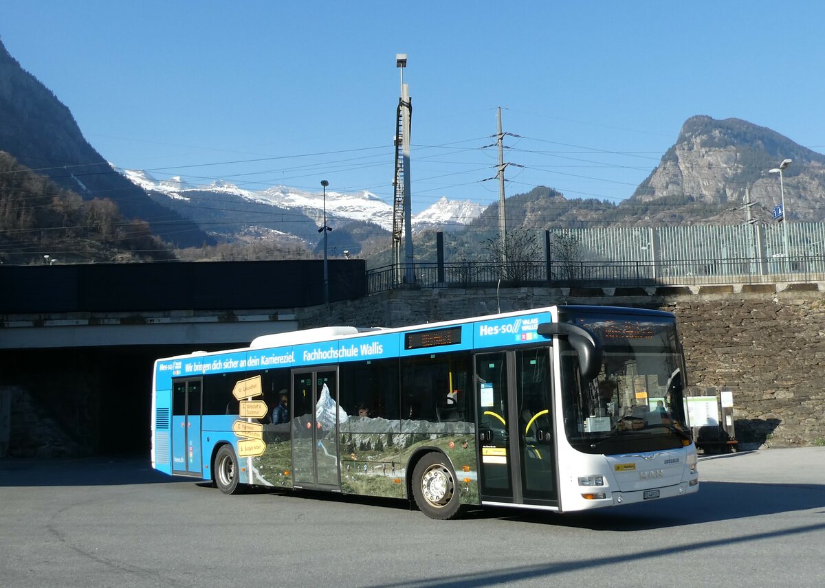 (233'483) - PostAuto Wallis - VS 449'117 - MAN am 7. Mrz 2022 beim Bahnhof Brig