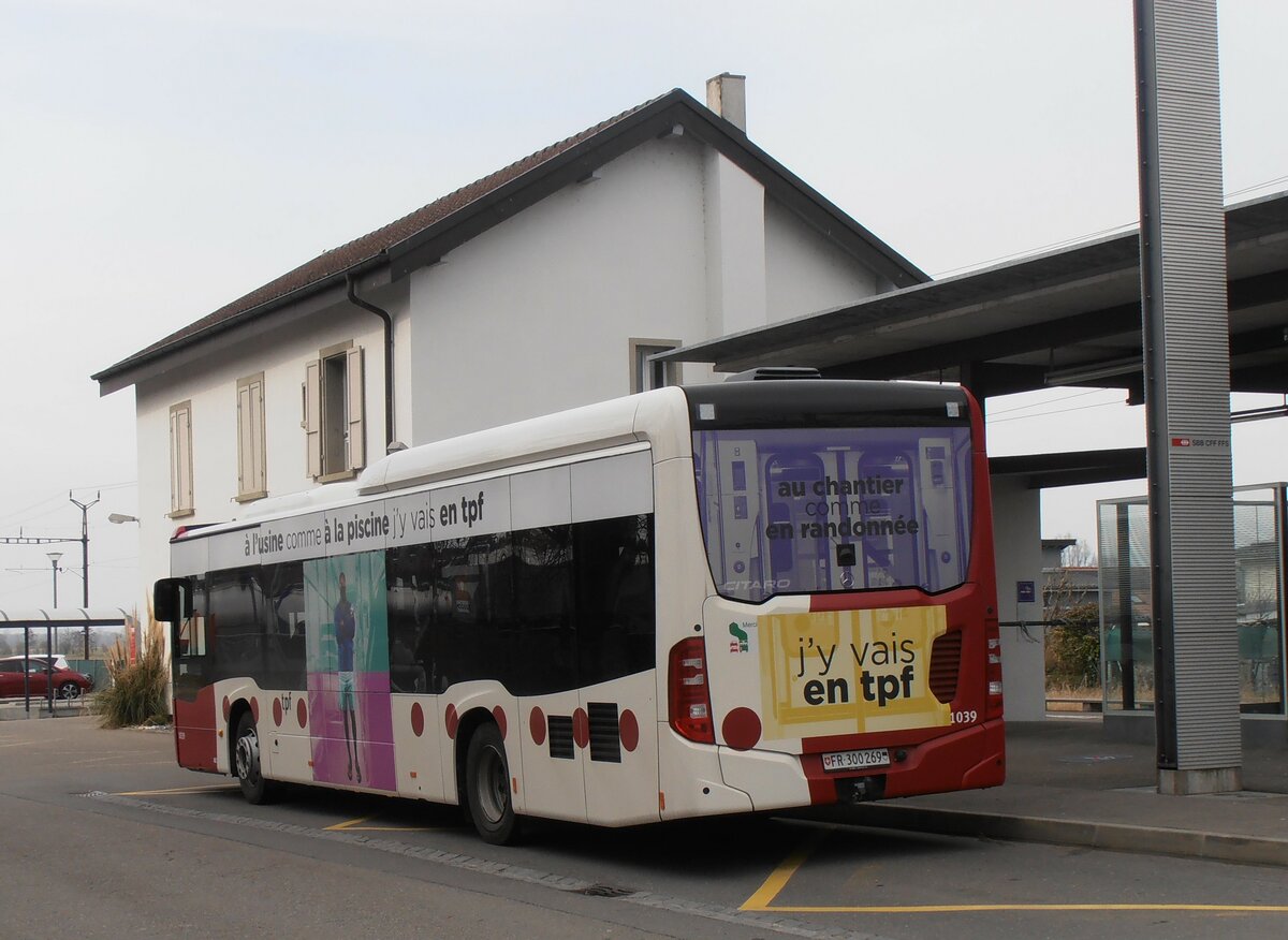 (233'907) - TPF Fribourg - Nr. 1039/FR 300'269 - Mercedes am 13. Mrz 2022 beim Bahnhof Domdidier