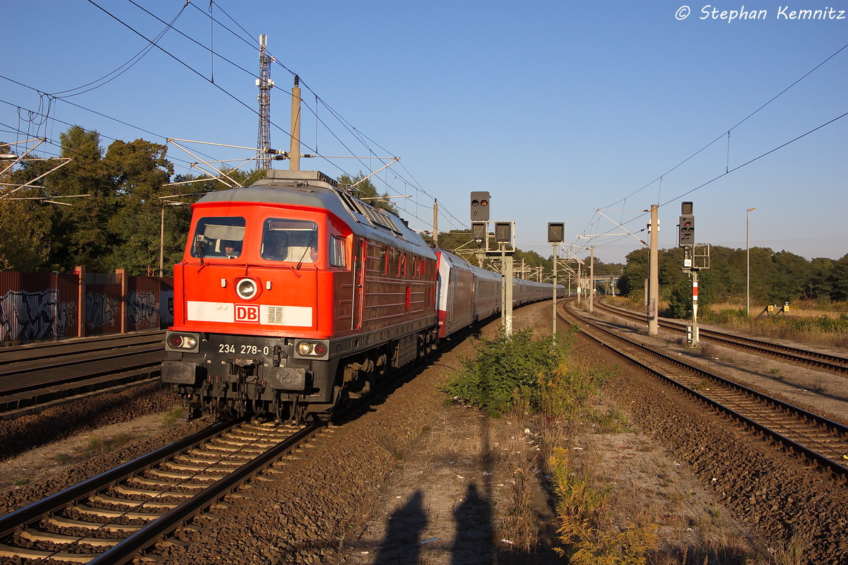 234 278-0 DB Fernverkehr AG mit der Wagenlok 101 080-0  CEWE-Fotobuch  und dem IC 2954 von Berlin Ostbahnhof nach K�ln Hbf, bei der Durchfahrt in Rathenow. Wegen einer Oberleitungsst�rung auf der Strecke Berlin Hbf - Magdeburg Hbf wurde der IC 2954 �ber Rathenow, Stendal und Wolfsburg umgeleitet. Wegen der bis zum 03.11.2013 immer noch gesperrten NBS bei Sch�nhausen(Elbe), musste die 234 278-4 den Intercity �ber die Stammbahn nach Stendal bringen. 03.10.2013