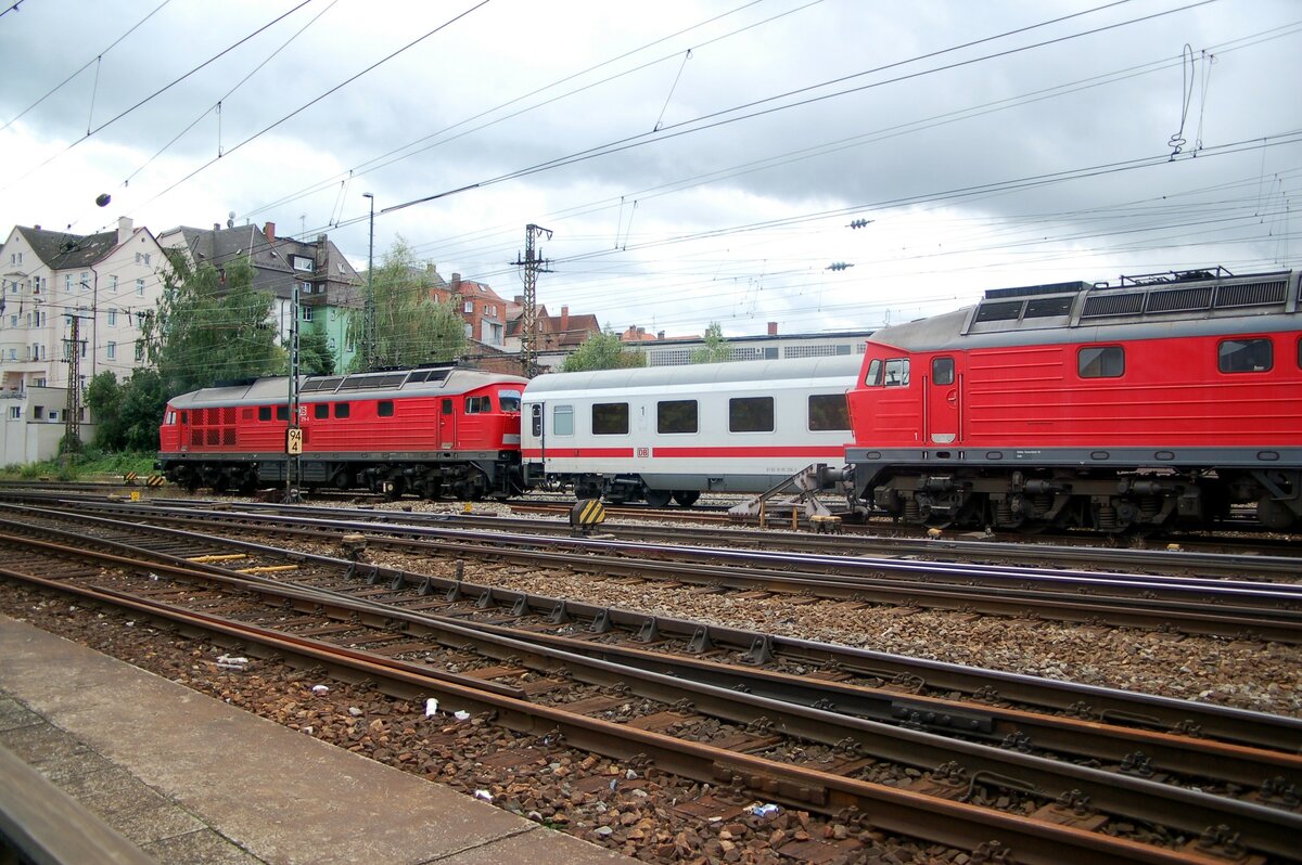 234 467-9 auf dem Wartegleis und 234 278-0 mit IC in Ulm am 21.08.2006.