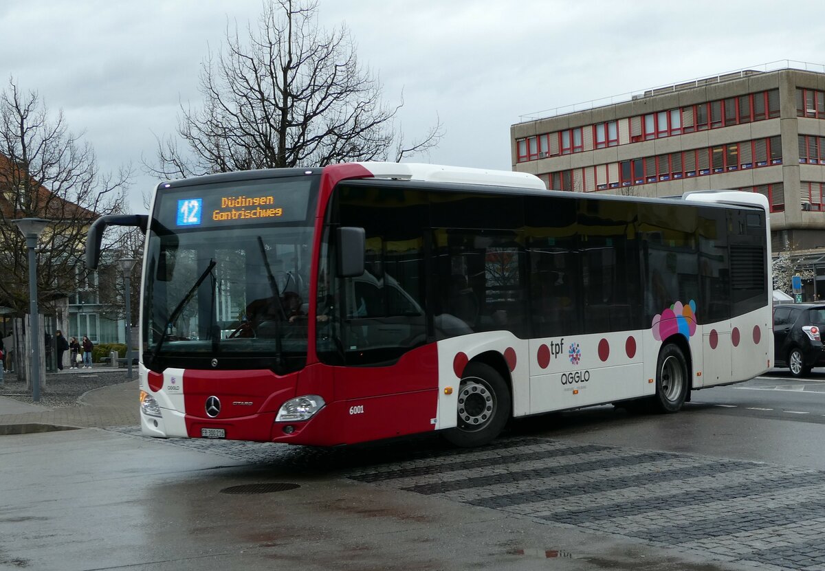 (234'231) - TPF Fribourg - Nr. 6001/FR 300'216 - Mercedes am 8. April 2022 beim Bahnhof Ddingen