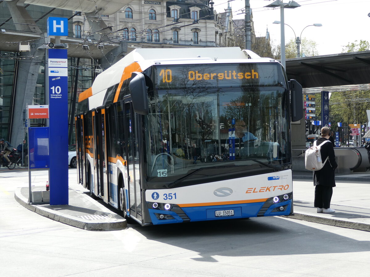 (234'418) - VBL Luzern - Nr. 351/LU 15'051 - Solaris am 11. April 2022 beim Bahnhof Luzern