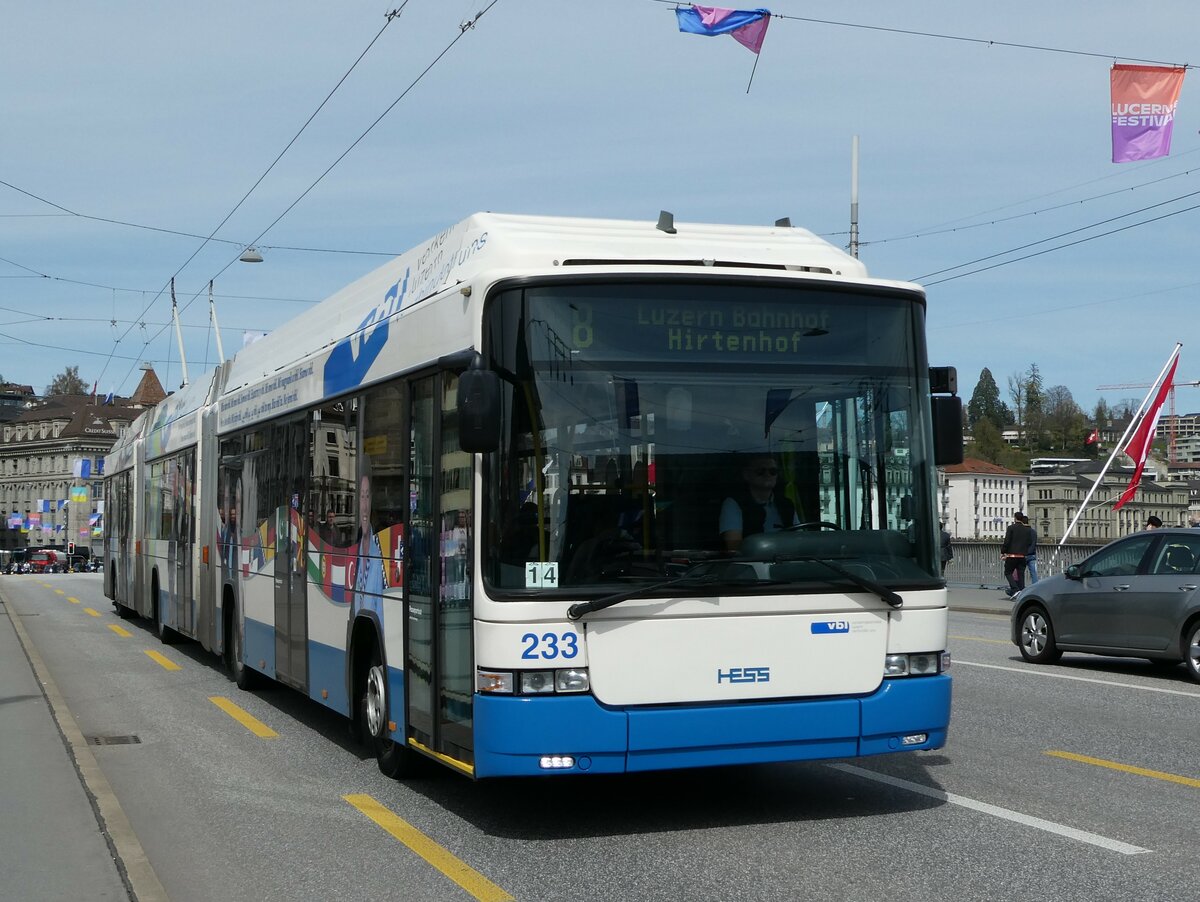 (234'434) - VBL Luzern - Nr. 233 - Hess/Hess Doppelgelenktrolleybus am 11. April 2022 in Luzern, Bahnhofbrcke