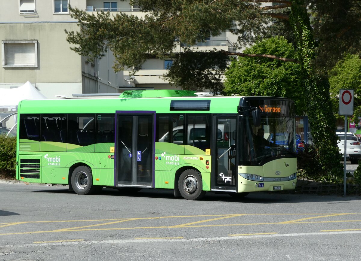 (234'912) - TPC Aigle - Nr. 685/VS 535'470 - Solaris am 30. April 2022 beim Bahnhof Monthey CFF