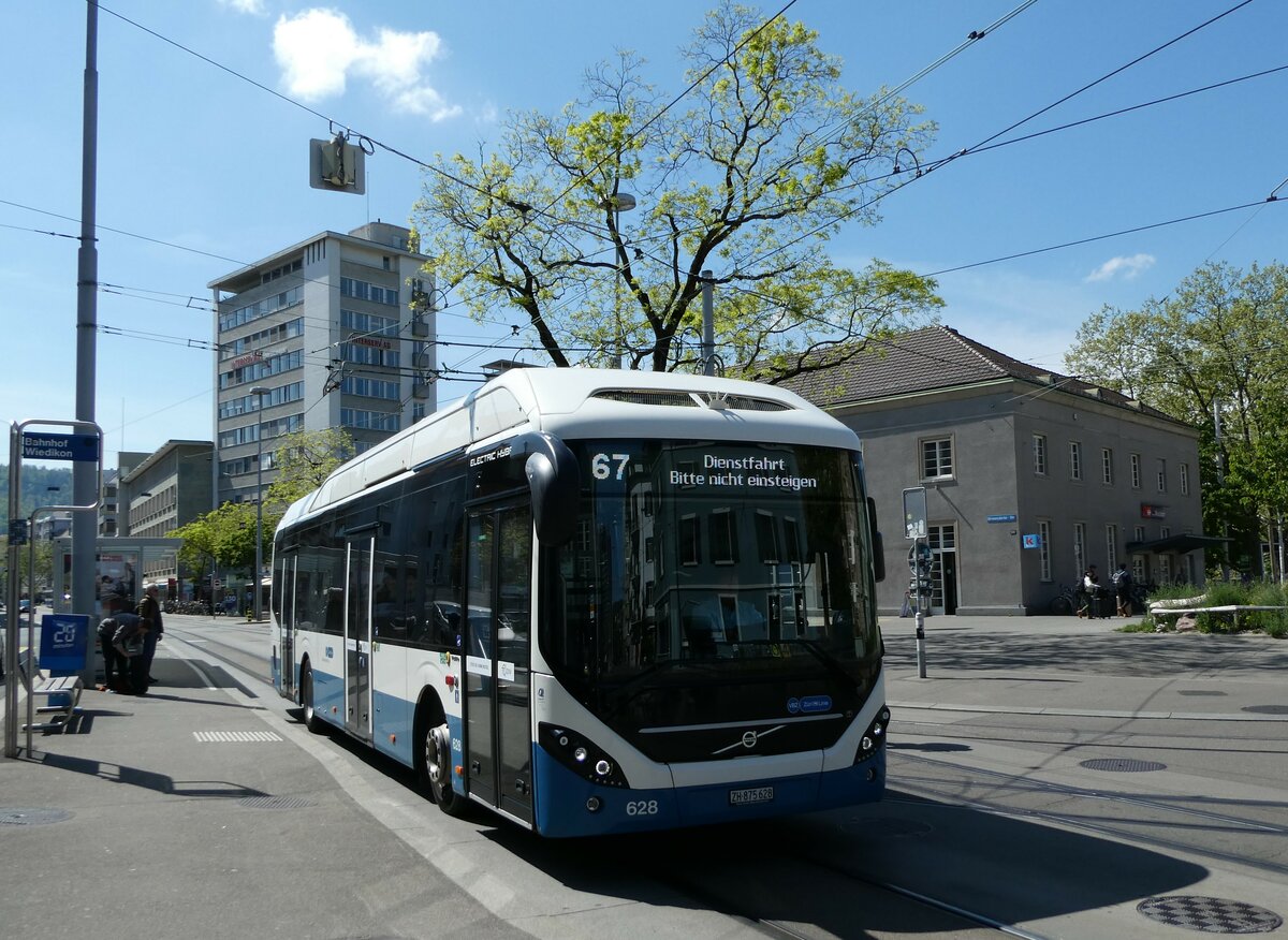 (235'050) - VBZ Zrich - Nr. 628/ZH 875'628 - Volvo am 2. Mai 2022 beim Bahnhof Zrich-Wiedikon