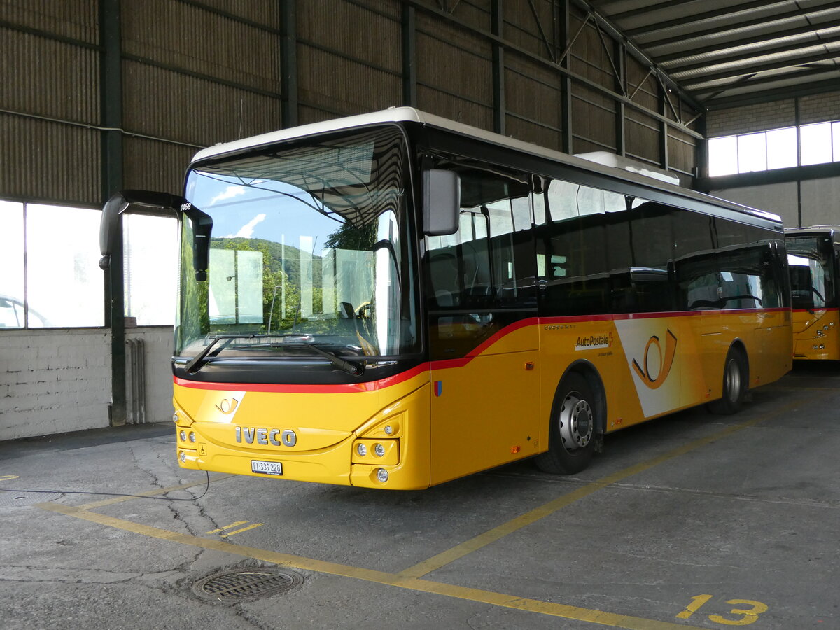 (236'301) - AutoPostale Ticino - TI 339'228 - Iveco am 26. Mai 2022 in Taverne, Garage