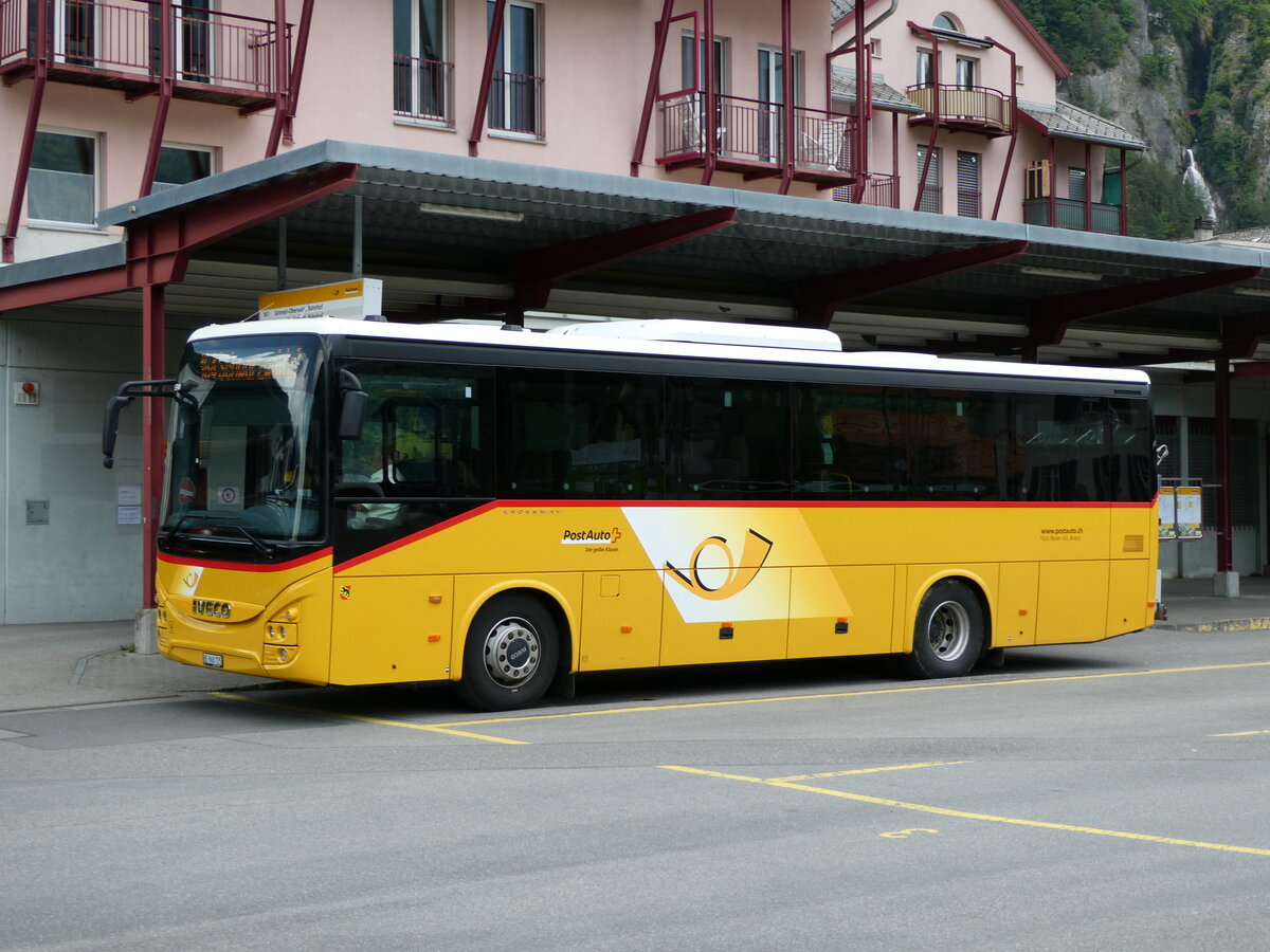 (236'720) - Flck, Brienz - Nr. 25/BE 868'725 - Iveco am 4. Juni 2022 in Meiringen, Postautostation