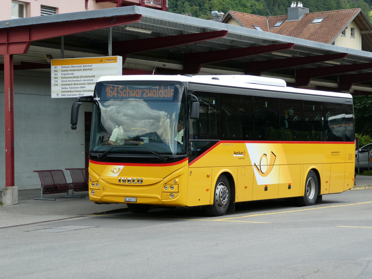 (236'722) - Flck, Brienz - Nr. 25/BE 868'725 - Iveco am 4. Juni 2022 in Meiringen, Postautostation