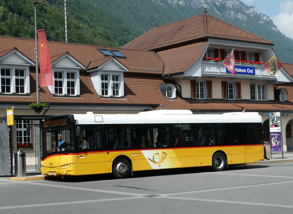 (236'742) - PostAuto Bern - BE 610'536 - Solaris am 4. Juni 2022 beim Bahnhof Interlaken Ost