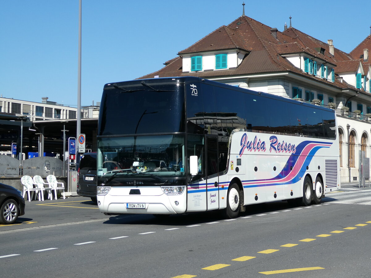 (238'977) - Aus Deutschland: Julia Reisen, Rotenburg - ROW-TV 6 - Van Hool am 9. August 2022 beim Bahnhof Thun