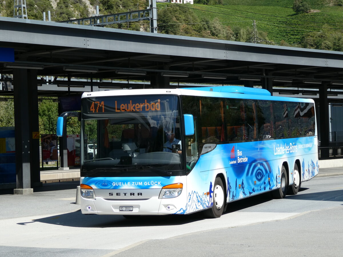 (239'424) - LBB Susten - Nr. 7/VS 38'007 - Setra am 21. August 2022 beim Bahnhof Leuk