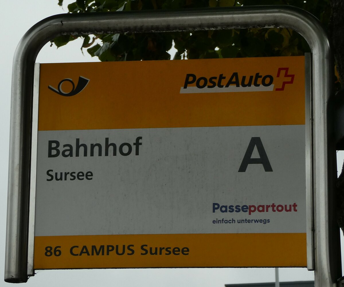 (239'493) - PostAuto-Haltestellenschild - Sursee, Bahnhof - am 27. August 2022