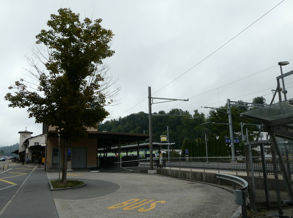 (239'743) - PostAuto-Haltestelle am 28. August 2022 beim Bahnhof Wolhusen