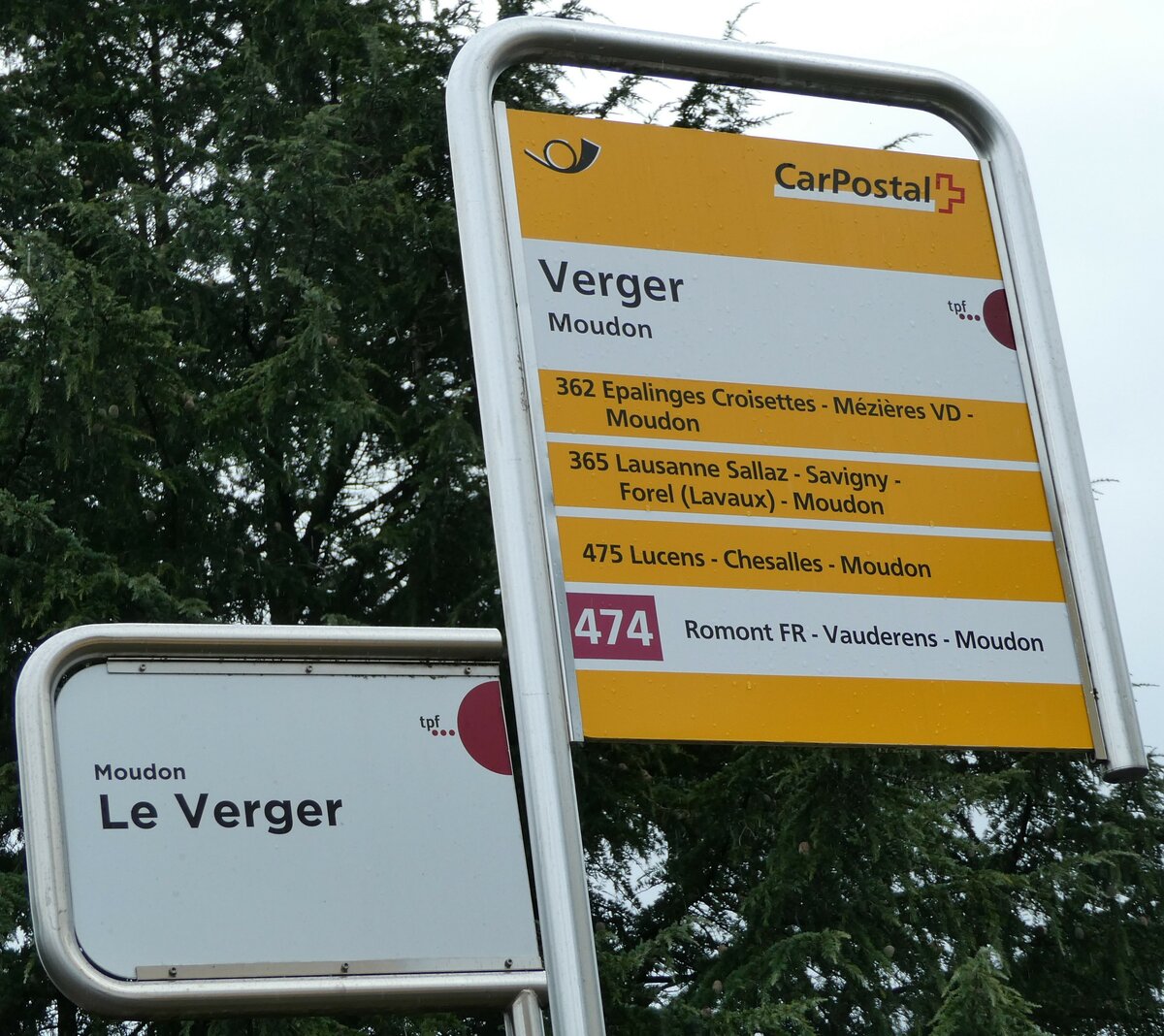 (240'188) - tpf-Haltestellenschild - Moudon, Le Verger + PostAuto/tpf-Haltestellenschild - Moudon, Verger - am 24. September 2022 