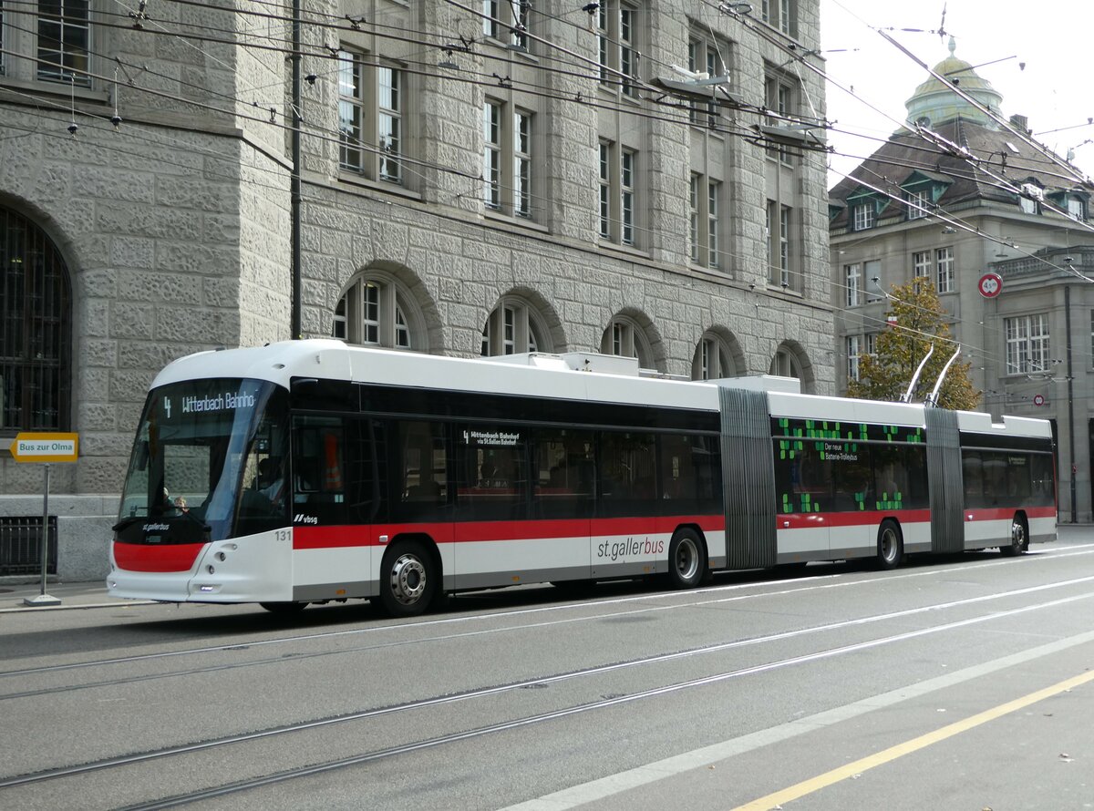 (240'994) - St. Gallerbus, St. Gallen - Nr. 131 - Hess/Hess Doppelgelenktrolleybus am 11. Oktober 2022 beim Bahnhof St. Gallen