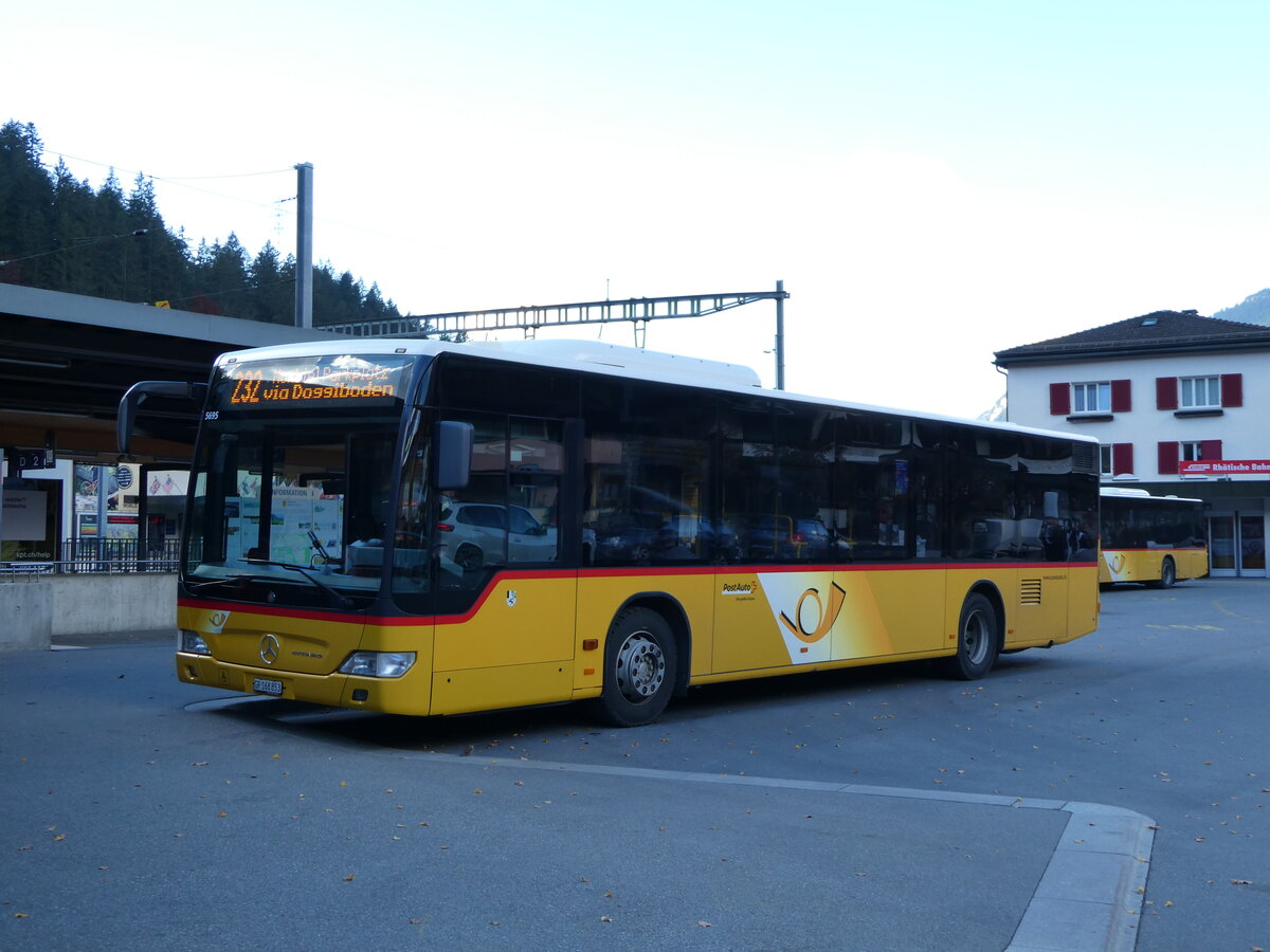 (241'150) - PostAuto Graubnden - GR 168'853 - Mercedes am 12. Oktober 2022 beim Bahnhof Klosters