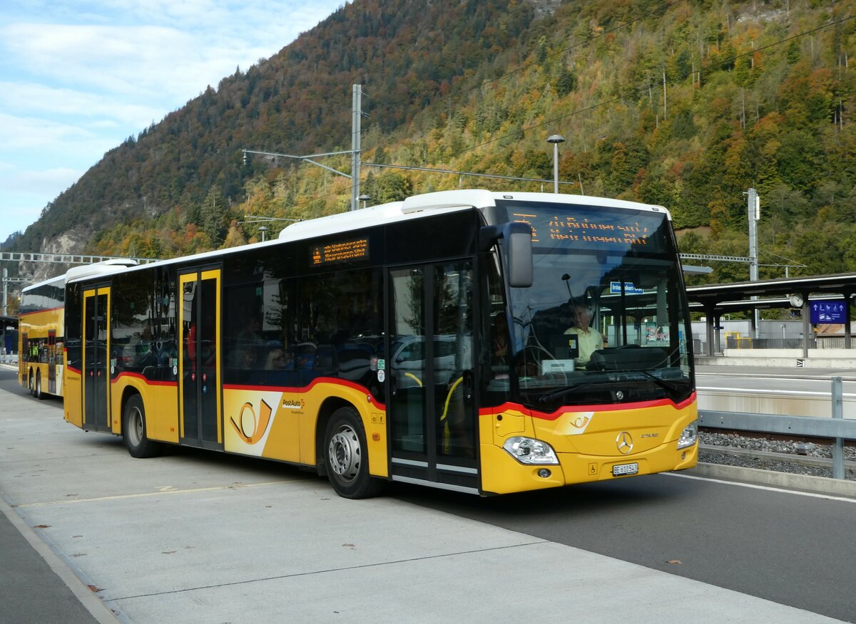 (241'457) - PostAuto Bern - BE 610'543 - Mercedes am 18. Oktober 2022 beim Bahnhof Interlaken Ost