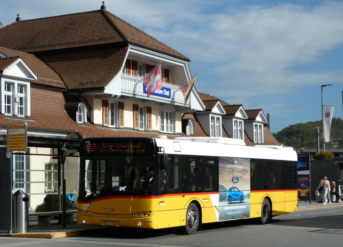 (241'493) - PostAuto Bern BE 610'535 - Solaris am 18. Oktober 2022 beim Bahnhof Interlaken Ost