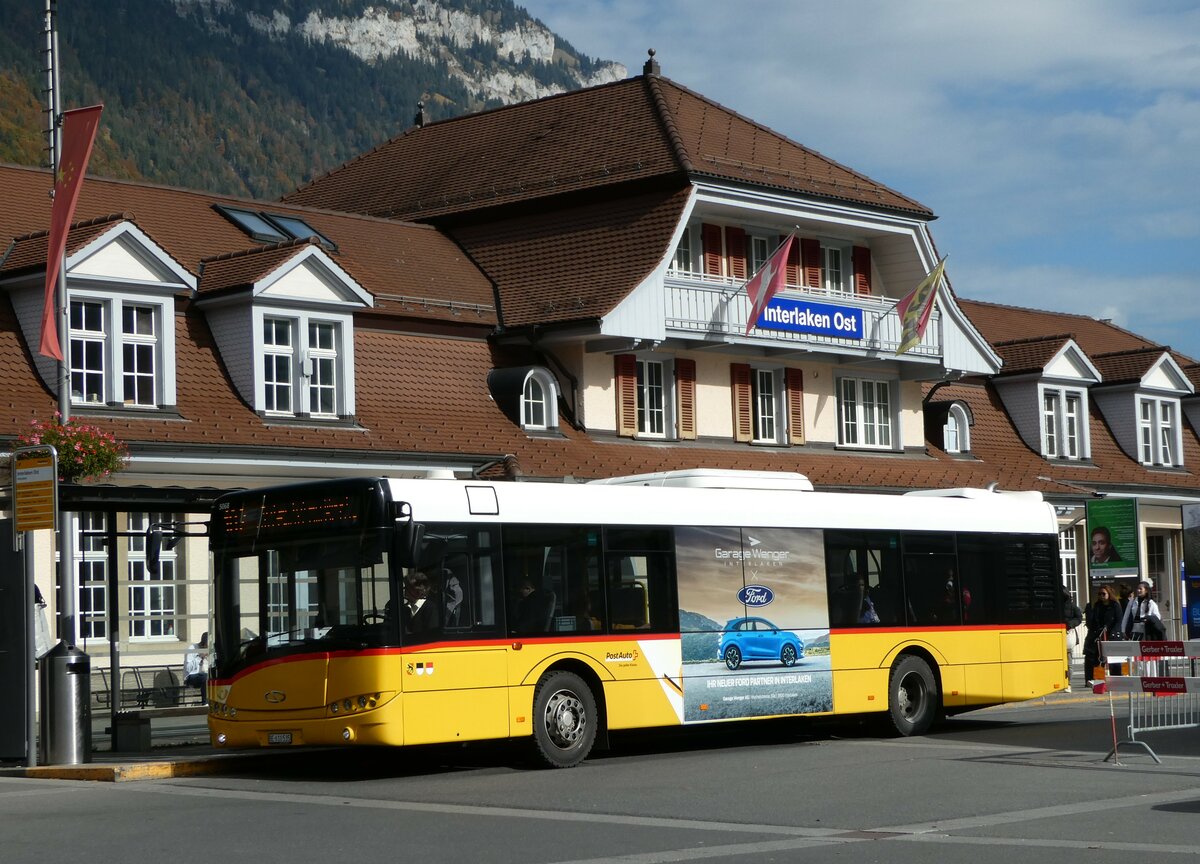 (241'494) - PostAuto Bern BE 610'535 - Solaris am 18. Oktober 2022 beim Bahnhof Interlaken Ost