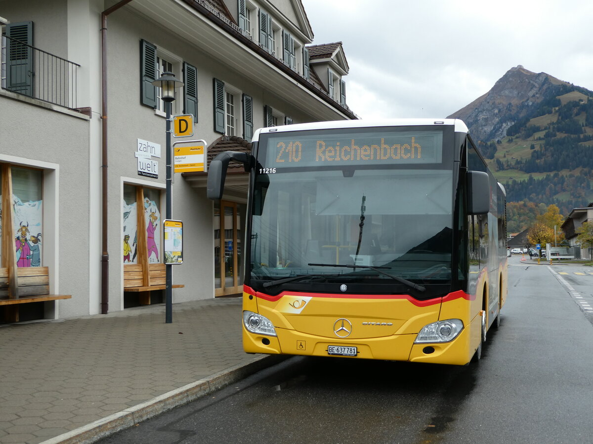 (241'680) - PostAuto Bern - BE 637'781 - Mercedes am 21. Oktober 2022 beim Bahnhof Frutigen