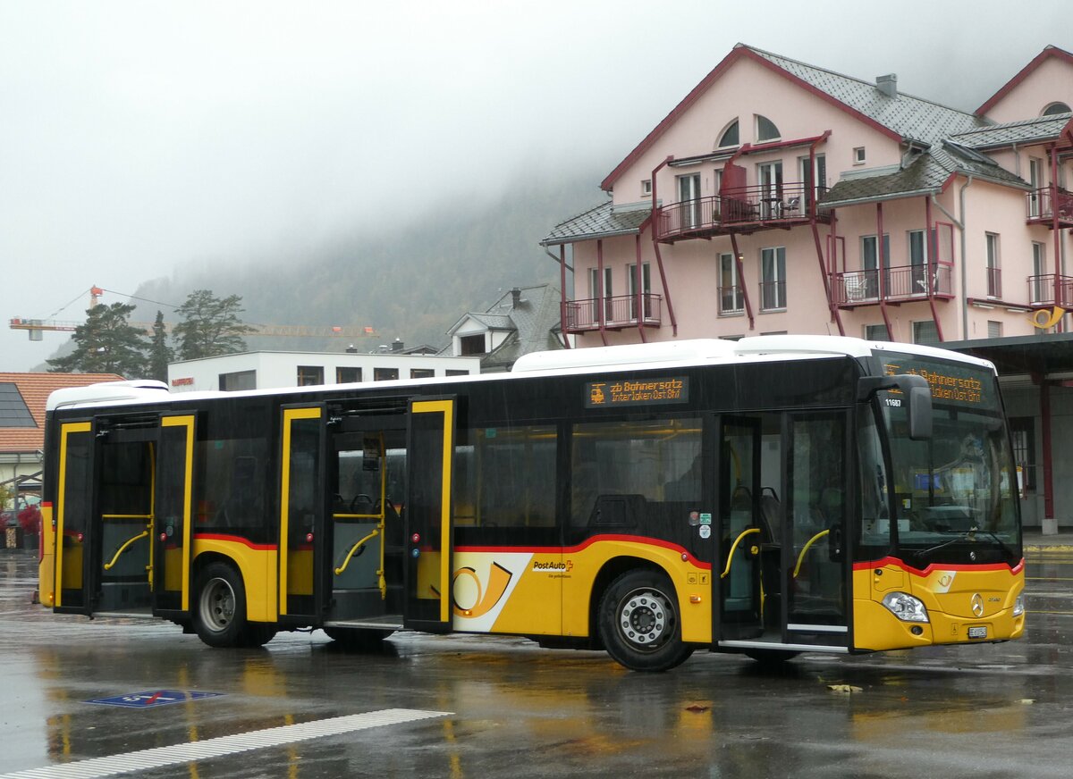 (241'839) - PostAuto Bern - BE 610'543 - Mercedes am 24. Oktober 2022 beim Bahnhof Meiringen