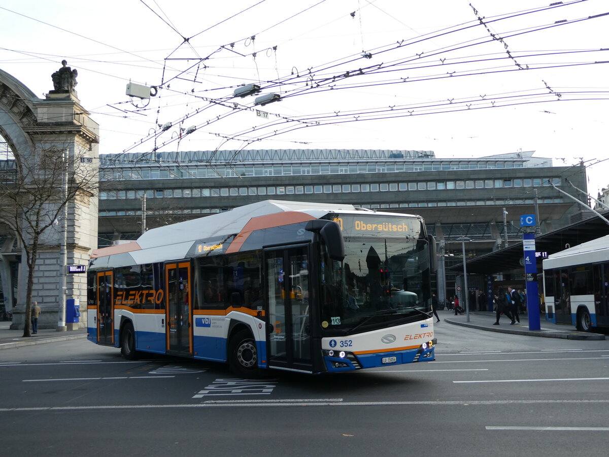 (242'436) - VBL Luzern - Nr. 352/LU 15'054 - Solaris am 11. November 2022 beim Bahnhof Luzern