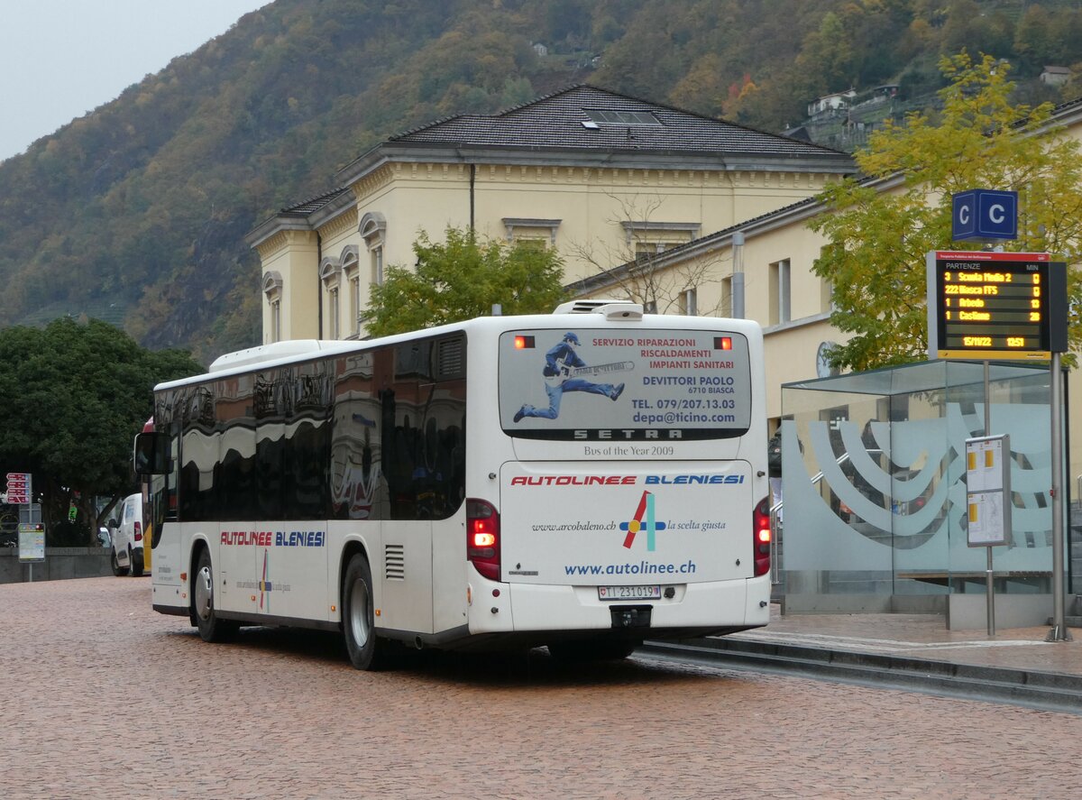 (242'712) - ABl Biasca - Nr. 19/TI 231'019 - Setra am 15. November 2022 beim Bahnhof Bellinzona