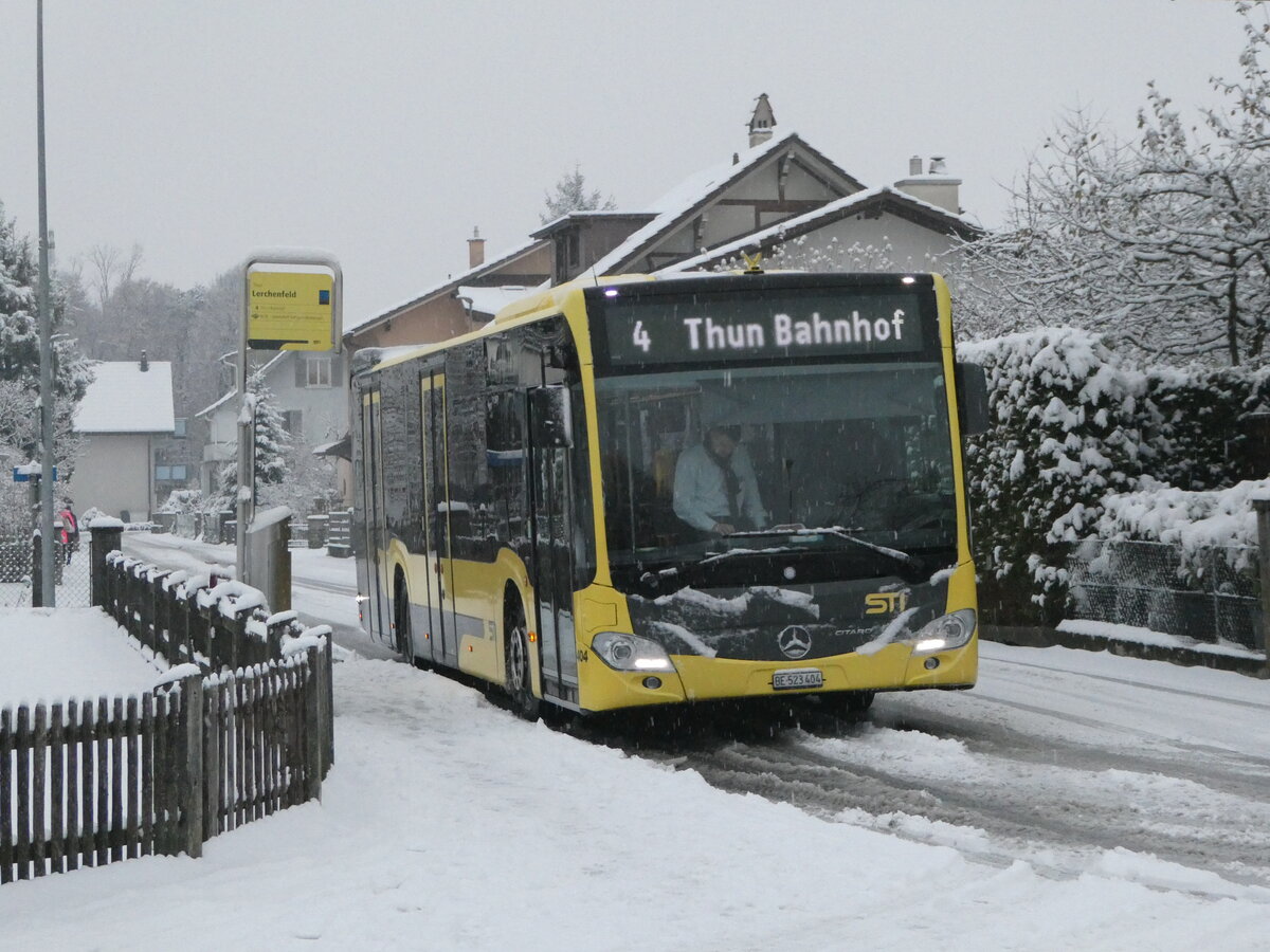 (243'674) - STI Thun - Nr. 404/BE 523'404 - Mercedes am 9. Dezember 2022 in Thun-Lerchenfeld, Endhaltestelle