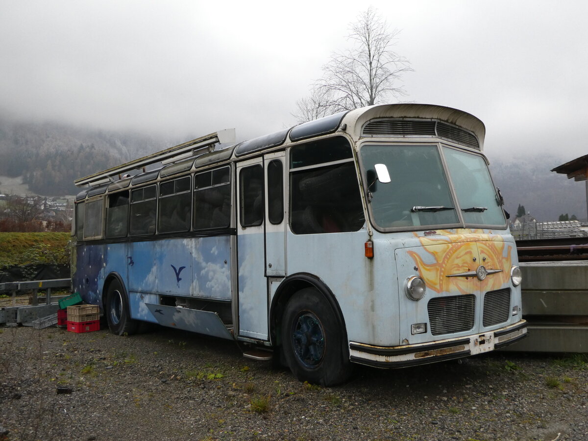 (243'723) - Frey, Wangen b.D. - FBW/Eggli (ex Flck, Utzenstorf; ex Flck, Schinznach Bad; ex Heinecken Vereinsbus, Turtig; ex van Dyck, Brig; ex P 24'152) am 10. Dezember 2022 in Nfels, Industrie