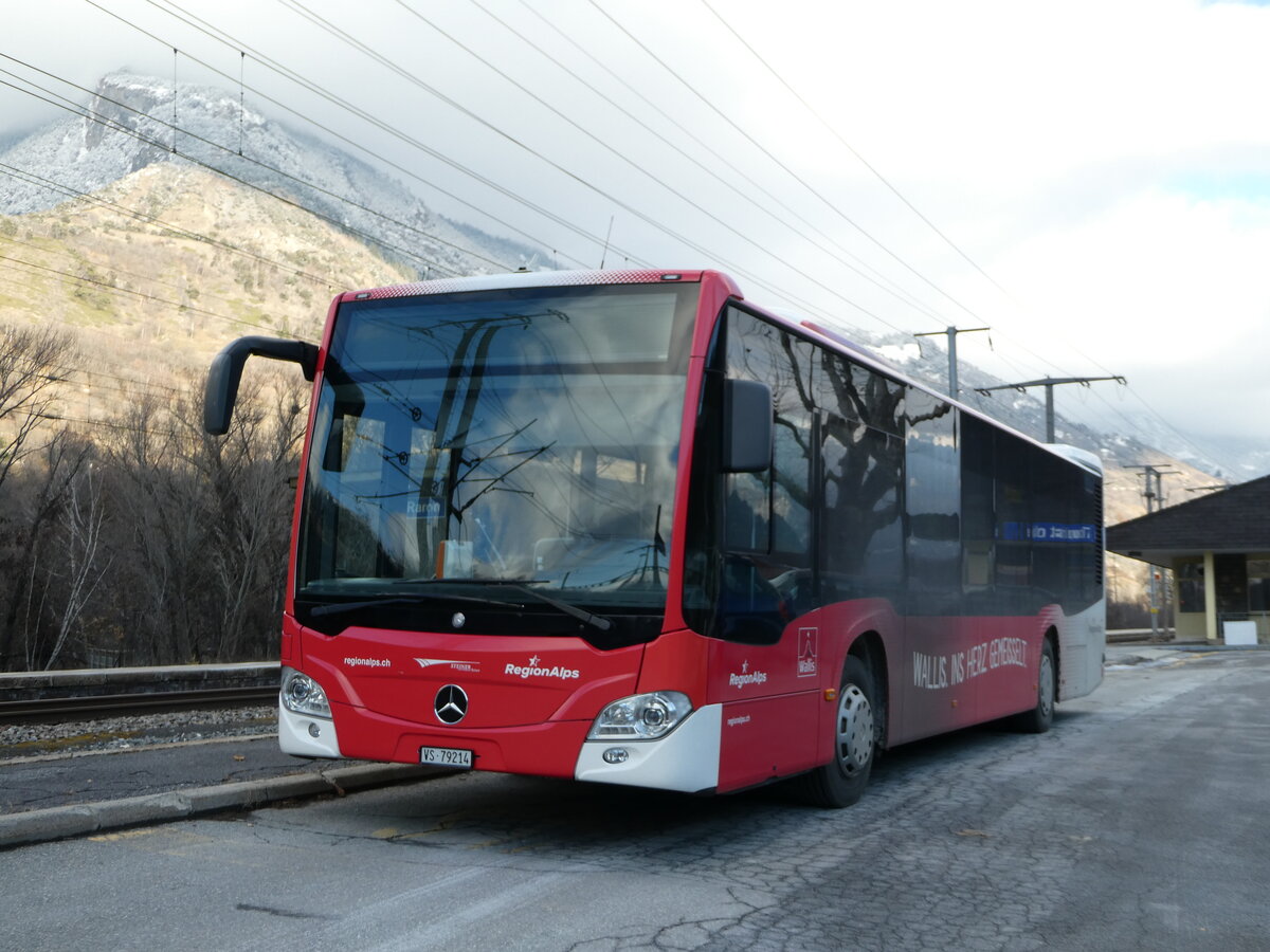 (243'787) - Steiner, Niedergesteln - VS 79'214 - Mercedes am 11. Dezember 2022 beim Bahnhof Raron