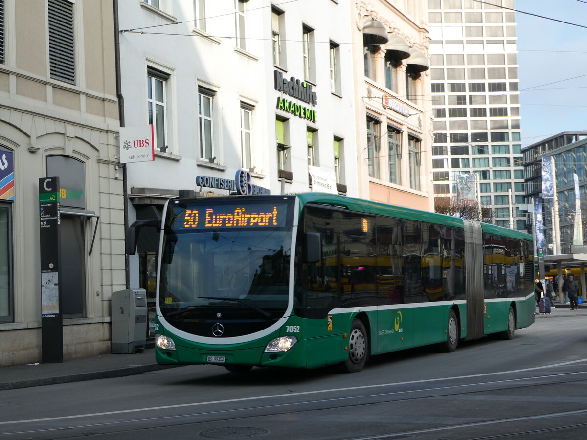 (243'819) - BVB Basel - Nr. 7052/BS 99'352 - Mercedes am 12. Dezember 2022 beim Bahnhof Basel