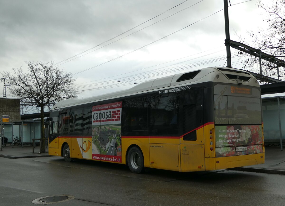 (244'101) - PostAuto Ostschweiz - TG 220'929 - Volvo am 21. Dezember 2022 beim Bahnhof Weinfelden