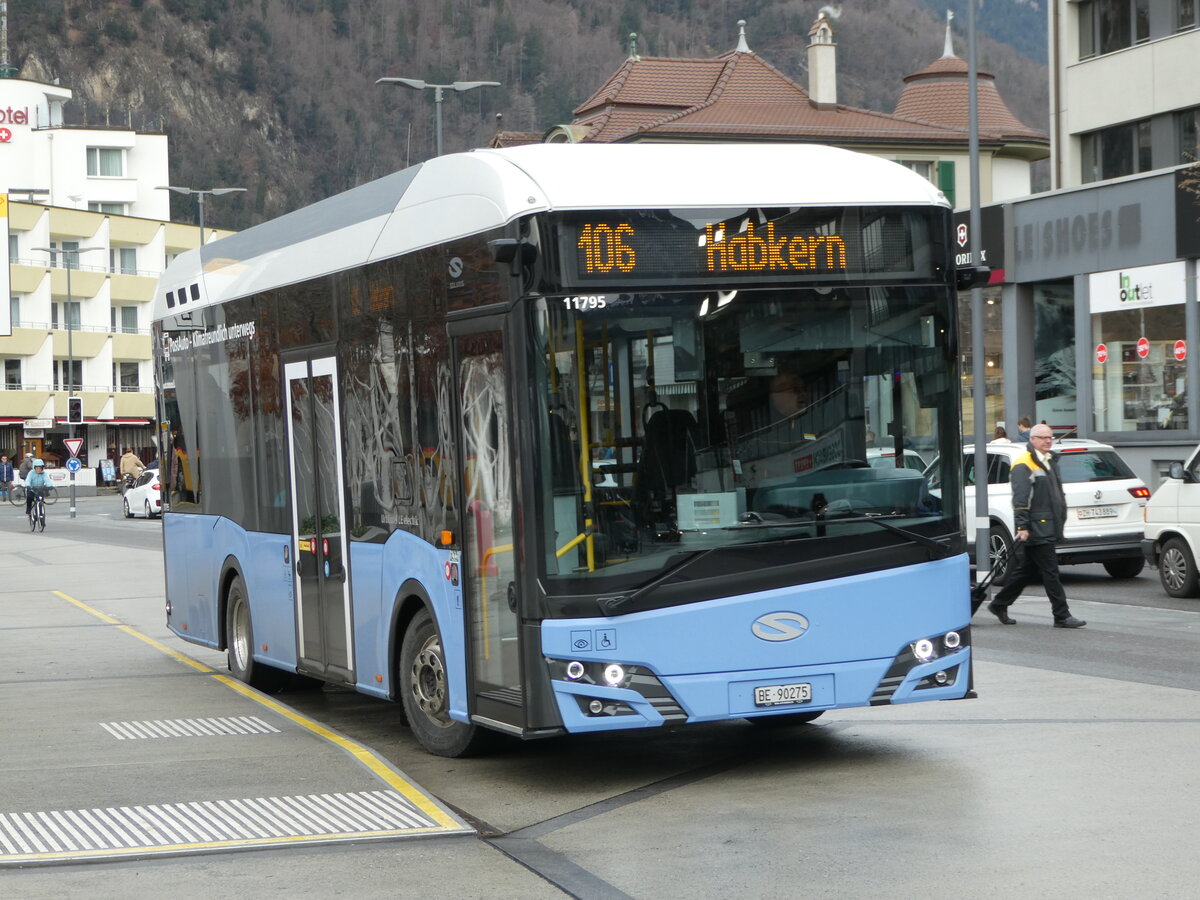 (244'305) - PostAuto Bern - BE 90'275 - Solaris (ex BE 610'546) am 31. Dezember 2022 beim Bahnhof Interlaken West