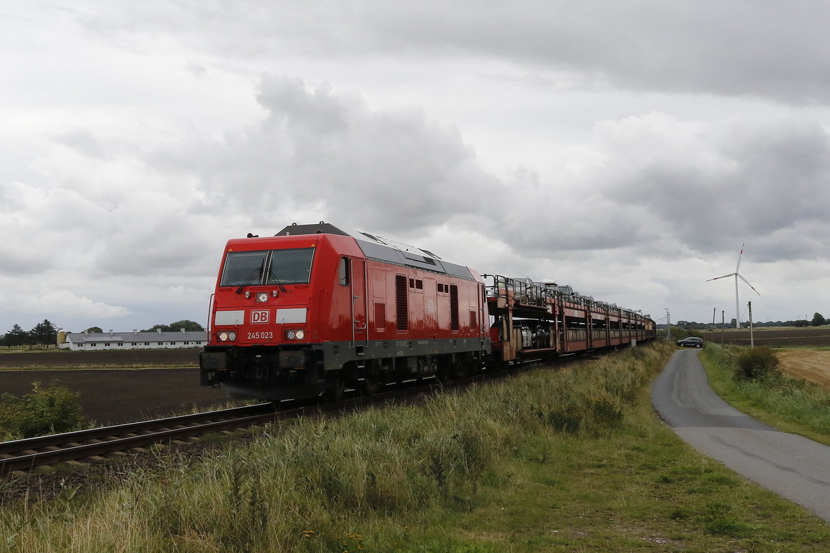 245 023 mit einem  Sylt-Shuttle  aus Nieb�ll kommend am 12. August 2017 bei Lehnshallig.