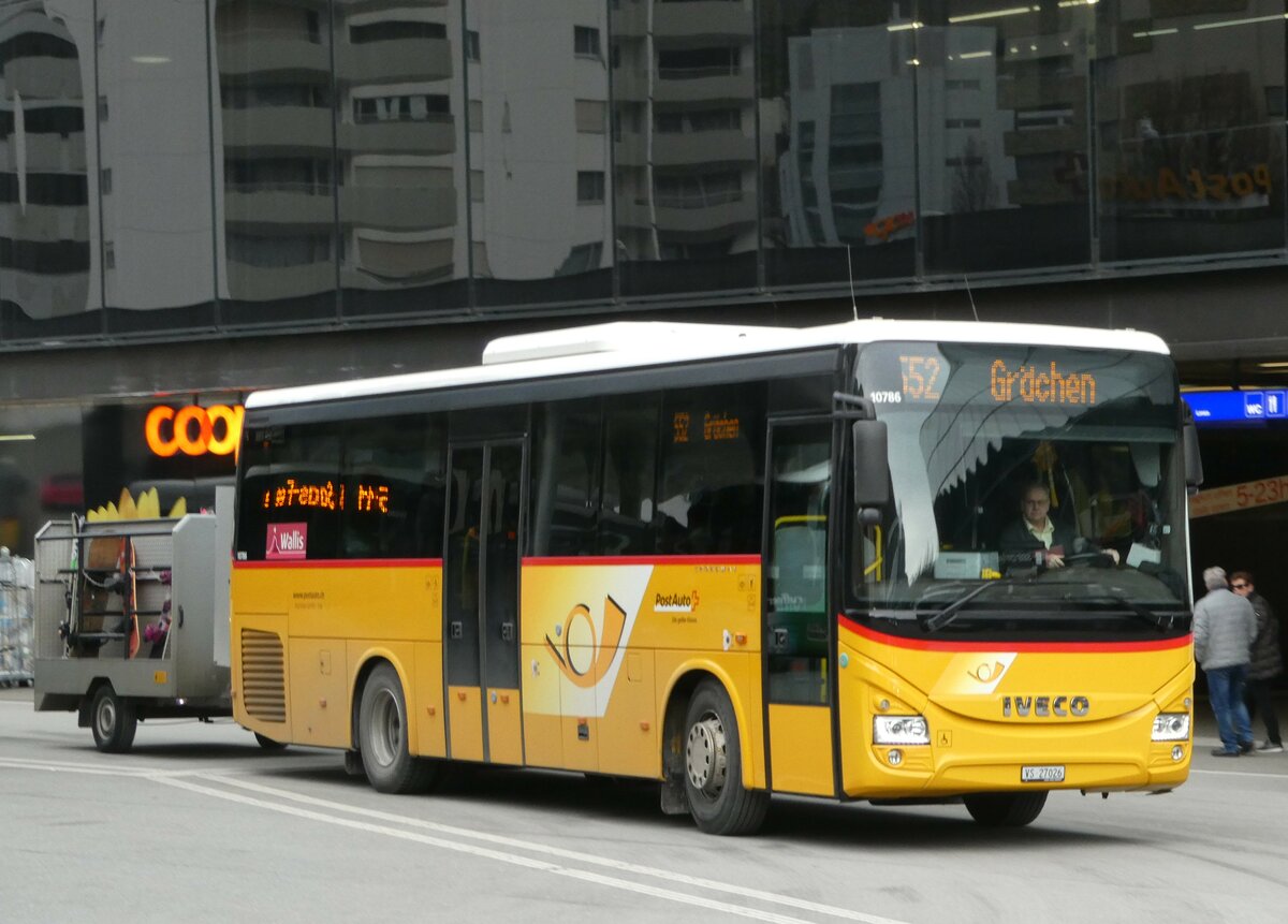 (245'006) - Autotour, Visp - VS 27'026/PID 10'786 - Iveco am 14. Januar 2023 beim Bahnhof Visp